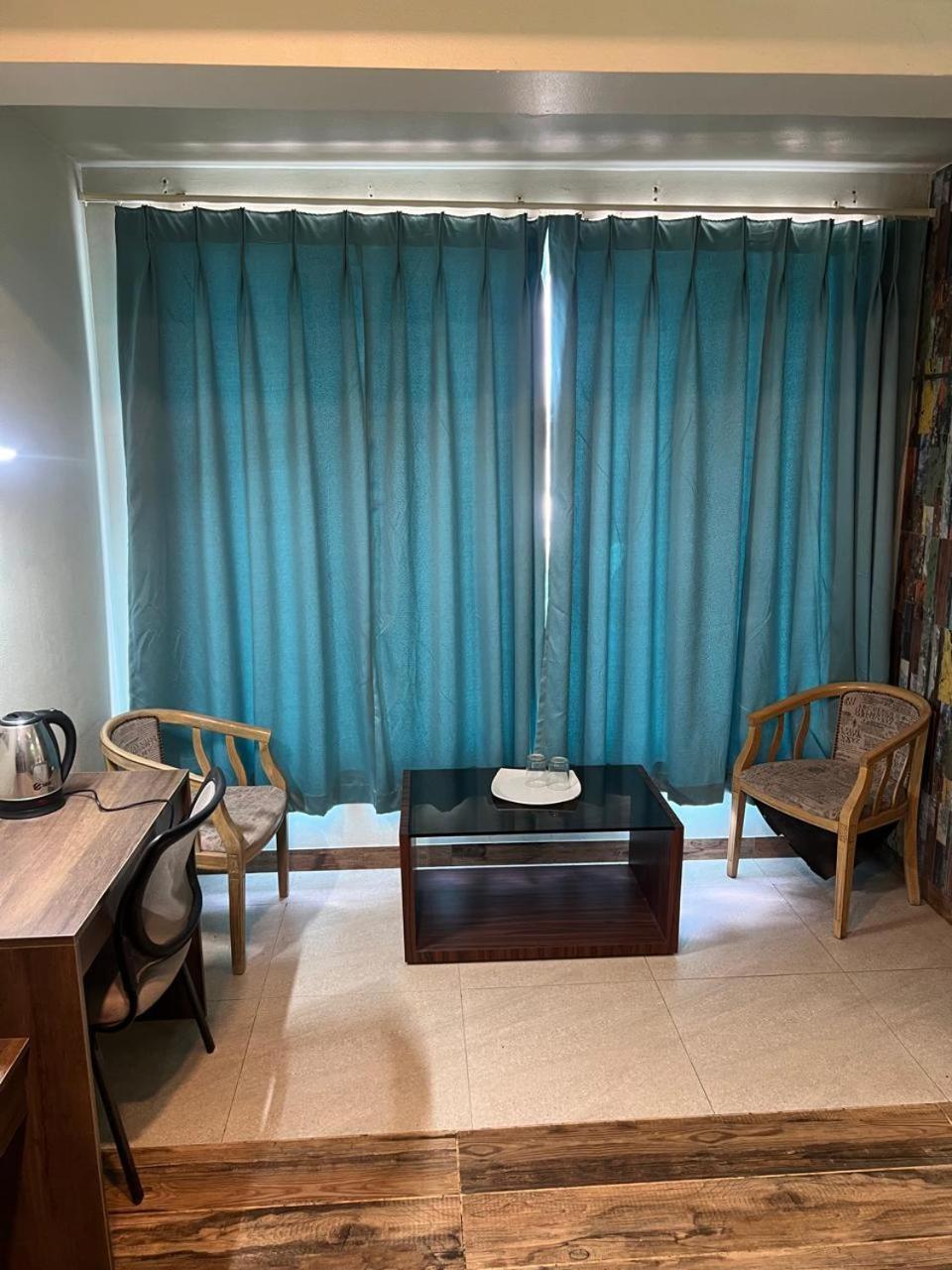 אויאיין Hotel Raj Shikhar מראה חיצוני תמונה